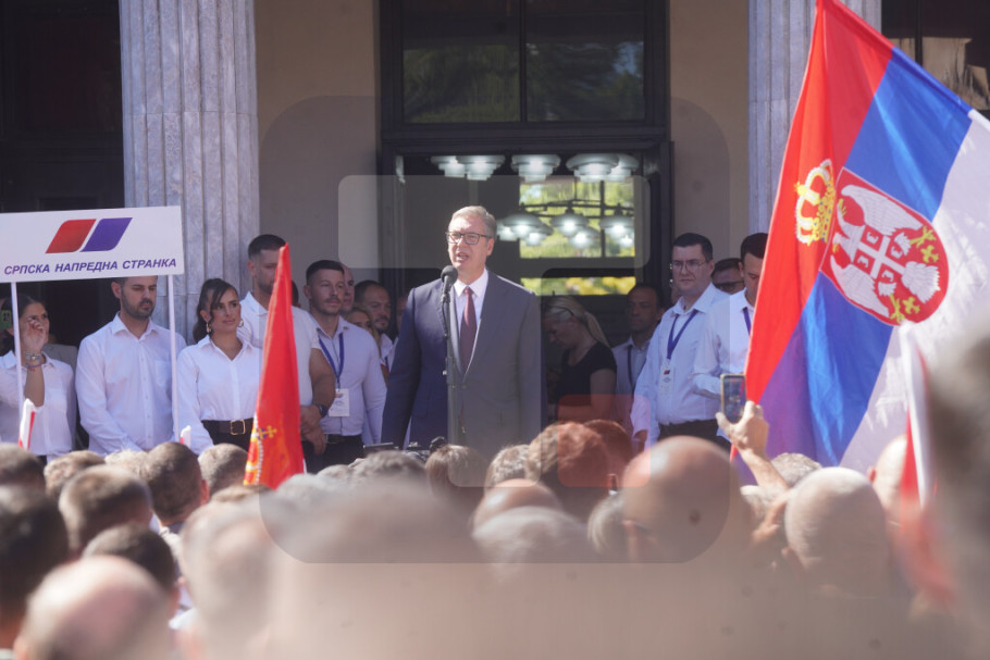 419638_nis-blokaderi-vucic_iff.jpg